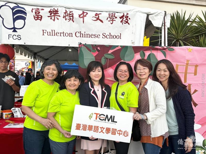 橙縣文教中心主任蕭蓓如(左3)參觀臺灣文化展示攤位與橙縣文化種子教師顏綠新(左1)顏綠美(左2)、林玉惠(右1)、黃玲玲(右2)等4位老師及臺灣華語文學習中心富樂頓中文學校主任劉宜靜(右3)合照