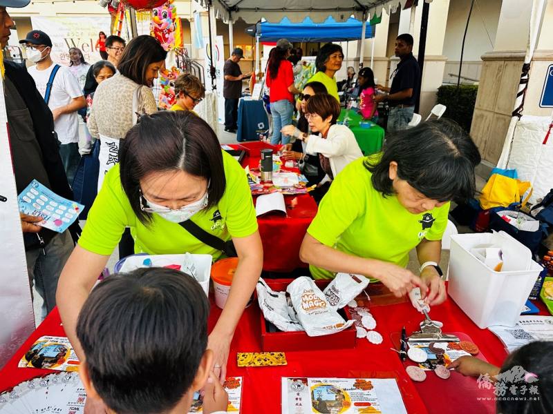 參加民眾DIY製作象徵中秋節月餅的冰箱貼