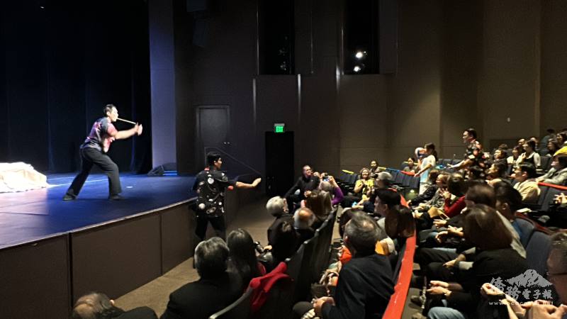 與現場觀眾互動