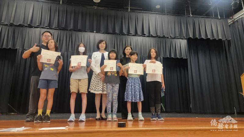 駐美國代表處教育組組長周慧宜和副主任楊佳欣親臨現場頒獎