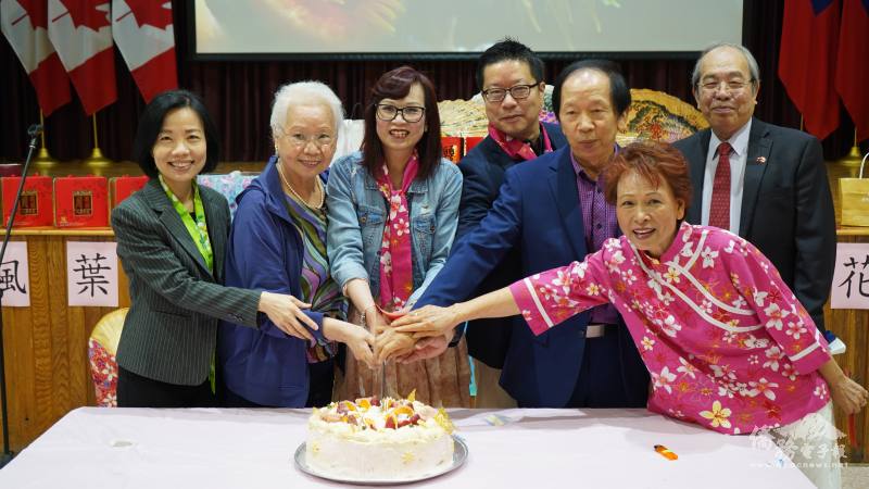 多倫多臺灣客家同鄉會為9月份出生的長者及與會人士慶生，唱生日歌、切蛋糕慶祝