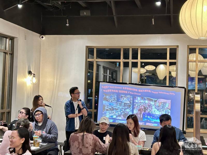 多倫多臺客幫副會長蘇祈安（左）及公關組組長蔡睿庭（右）介紹臺客幫最近的活動概況