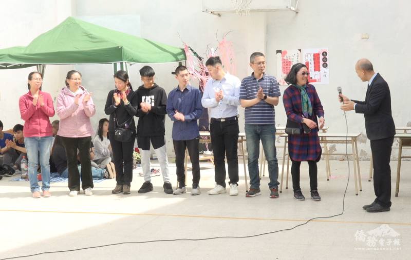智利聖地牙哥華智中文學校校長一行8人到校學習觀摩