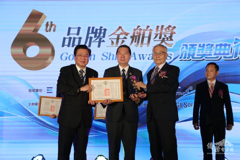 商總理事長許舒博、僑委會主任秘書張良民頒贈獎項給鋒明國際有限公司董事長蔡文瑞