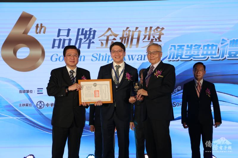 商總理事長許舒博、僑委會主任秘書張良民頒贈獎項給GK Bio International Sdn. Bhd.董事長彭士豪