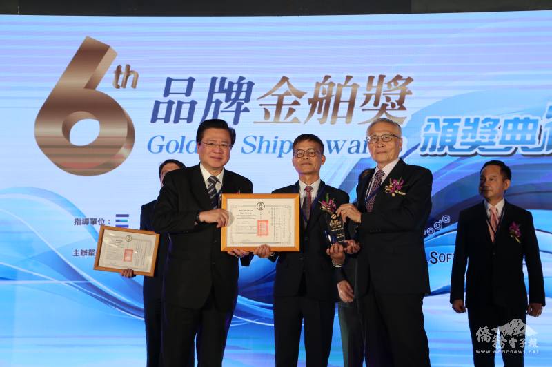 商總理事長許舒博、僑委會主任秘書張良民頒贈獎項給柏泰股份有限公司董事長蘇阿肯