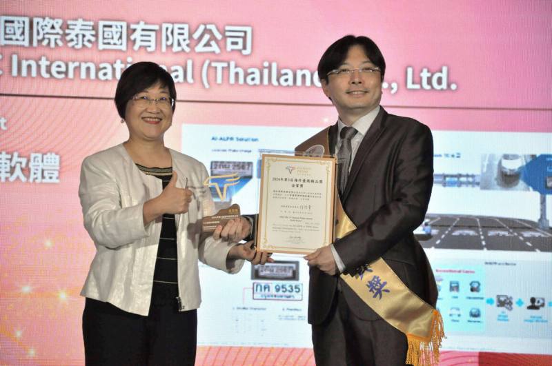 遠通電收子公司－遠拓國際泰國有限公司（簡稱遠拓泰），以「AI人工智慧車牌辨識軟體」獲頒「海外台商精品獎－金質獎」，24日晚上由僑委會委員長徐佳青（左）頒獎，遠拓泰執行長陳聲鏗（右）代表領獎。（遠通電收提供）