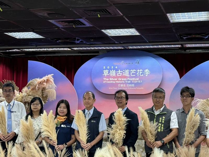交通部觀光署主秘方正光（中）等人25日共同宣布草嶺古道芒花季將在11月登場，將推出2種芒花交通套票