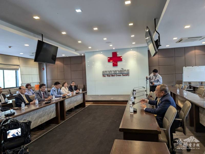 駐泰國代表處大使張俊福、泰國紅十字會募款執行長及現場人員意見交流