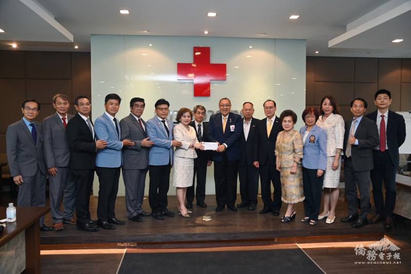 泰華僑界共計捐贈480萬5千8百泰銖善款，於9月24日至泰國紅十字會由該會募款執行長Mr.Khan Prachuabmoh代表接受