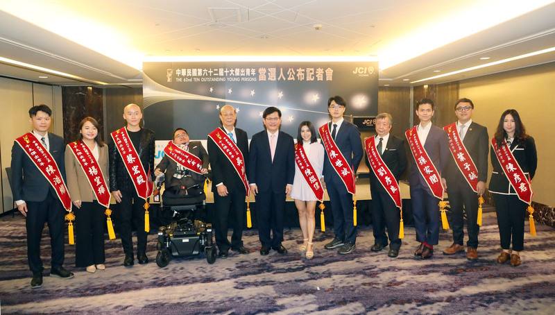 國際青年商會中華民國總會23日舉行記者會公布第62屆十大傑出青年當選名單，全球迎接AI時代，今年有兩名當選人來自資訊領域。圖為擔任這屆青年選拔委員會評審主任委員的外交部長林佳龍（左6）與當選人暨代表出席者合影