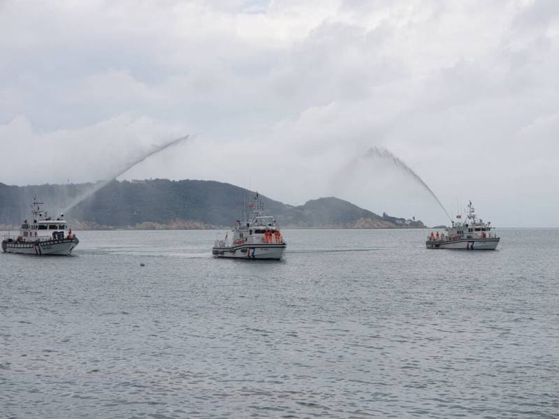 海巡署艦隊分署馬祖海巡隊25日在南竿福澳港舉辦灑水祈福儀式，迎接新造35噸級巡防艇PP-3522（中）加入連江縣海域執法行列。（馬祖海巡隊提供）