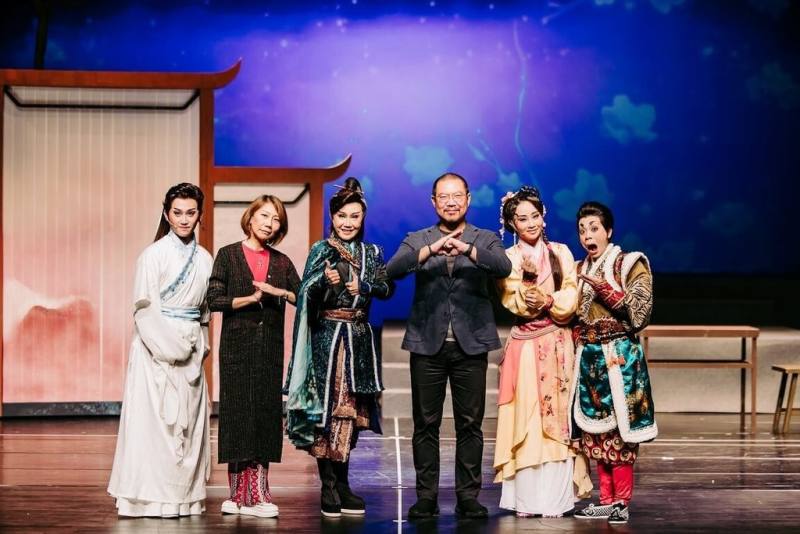 高雄春美歌劇團打造玄幻奇情原創歌仔戲「桃花謎」，28日、29日將在衛武營歌劇院全台獨家登場，26日舉辦彩排記者會，衛武營藝術總監簡文彬（右3）、藝人郎祖筠（左2）等人出席。（衛武營國家藝術文化中心提供）