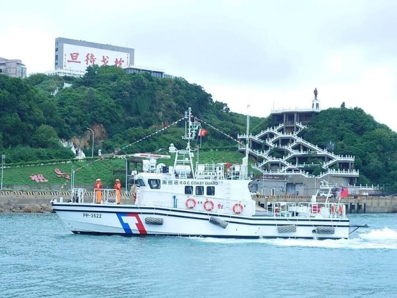 海巡署艦隊分署馬祖海巡隊迎接新造35噸級巡防艇PP-3522加入執法行列，採用噴水式推進器，最高航速可達45節（約時速83公里），續航力達600浬，有效延伸滯海執勤範圍。（馬祖海巡隊提供）
