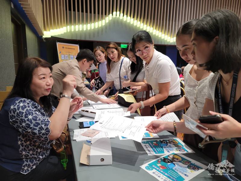 華校教師向菲華文教中心工作人員詢問如何申辦i僑卡