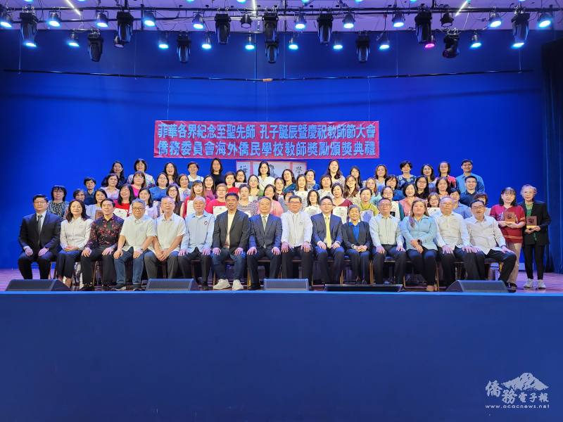 駐菲大使周民淦〈坐著中〉、菲華文教中心主任莊博智〈坐著右6〉、菲律賓華文學校聯合會（校聯）常務理事黃思華〈坐著左7〉等人與所有受獎資深優良教師合影