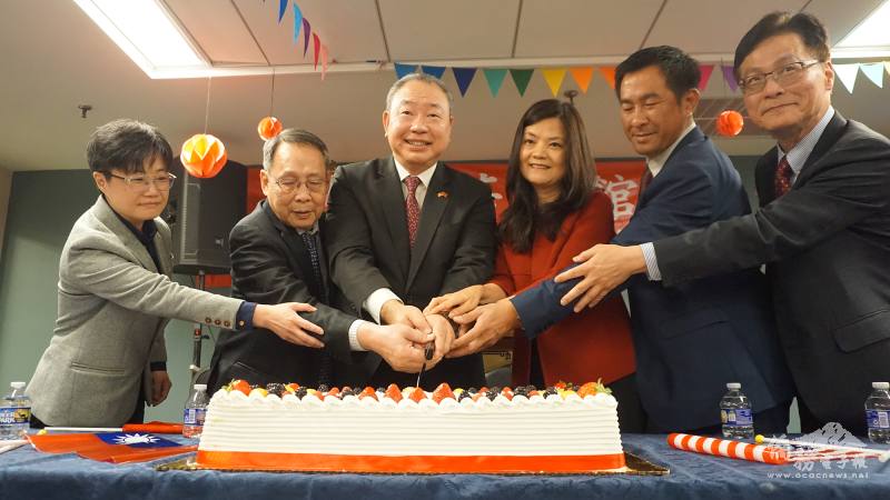 貴賓共同切蛋糕，祝賀民國113歲生日快樂