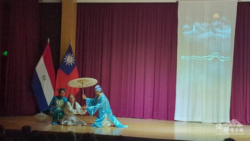 全劇由四位演員分飾角色呈現，充滿古色古香的傳統服飾，搭配多樣古時代表的文物，呈現出完美的中華文化特色