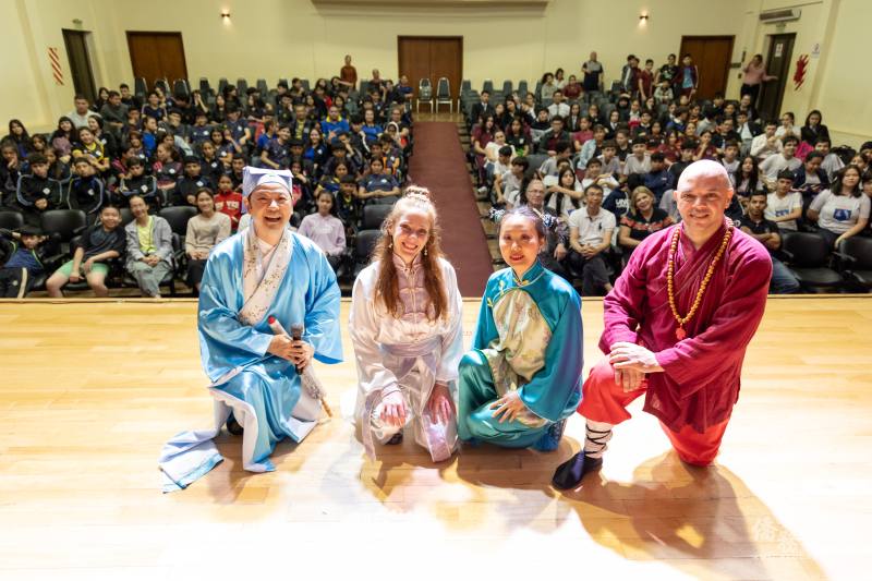 白娘娘劇團團長黃勝煌及其團員Florencia Solís、Carolina Hsu、Walter Shao Gómez(由左至右)於劇終後與觀眾合影