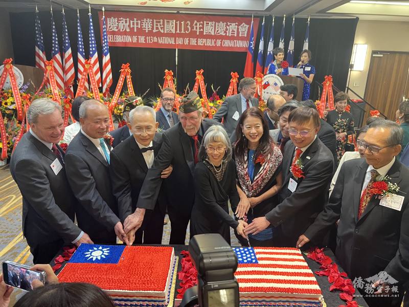 駐舊金山辦事處處長賴銘琪與主流政要及僑領共切國慶蛋糕