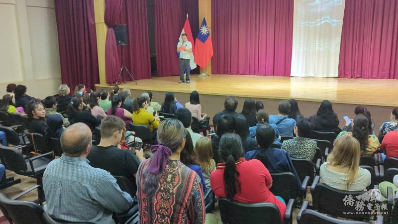 巴拉圭恩卡納西翁僑界關懷救助協會副會長謝昌穆，於省政府場次開演前受邀致詞，歡迎民眾一同前來參與文化饗宴同時慶祝中華民國國慶活動