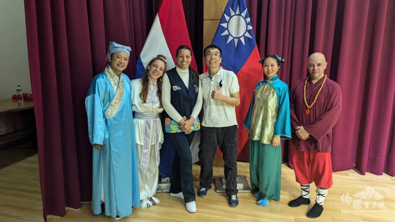 黃勝煌（左一）所帶領的白娘娘劇團，與主辦單位恩卡協會副會長謝昌穆（右三）及伊塔普阿省政府觀光執行秘書Veronica（右三）一同合影