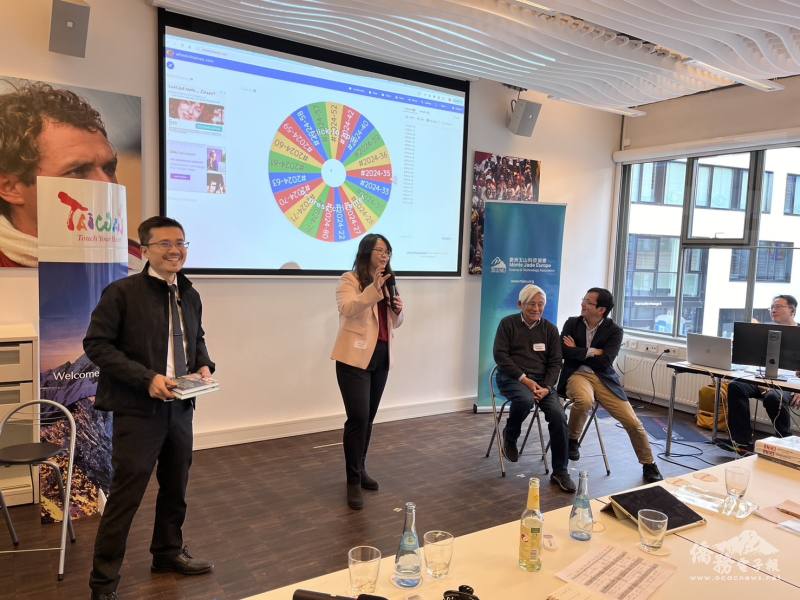 歐洲玉山科技協會理事長顏境德(左一)、 活動籌辦人陶彥儒(左二)、李文波博士(右二)、作家記者Felix Lee(右一)