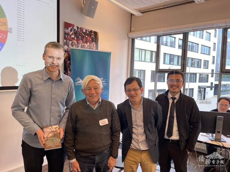中獎人之一Fabian Lüttel 呂斐安(左一)、 李文波(左二)、 Felix Lee(右二)、 理事長顏境德(右一)