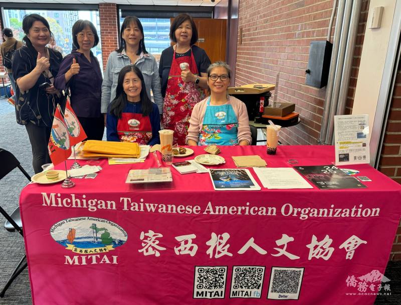 楊逸鴻(站者右1)、邱美智(站者右2)與密西根人文協會志工們設攤介紹臺灣文化