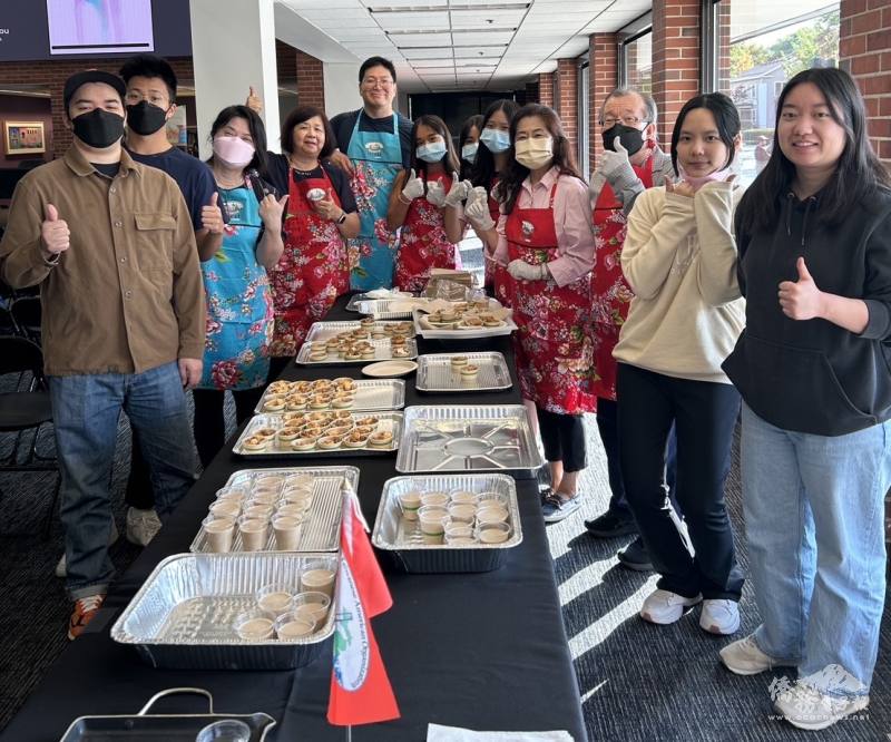 密西根人文協會志工們分裝客家釀豆腐、麻婆豆腐及炸豆腐