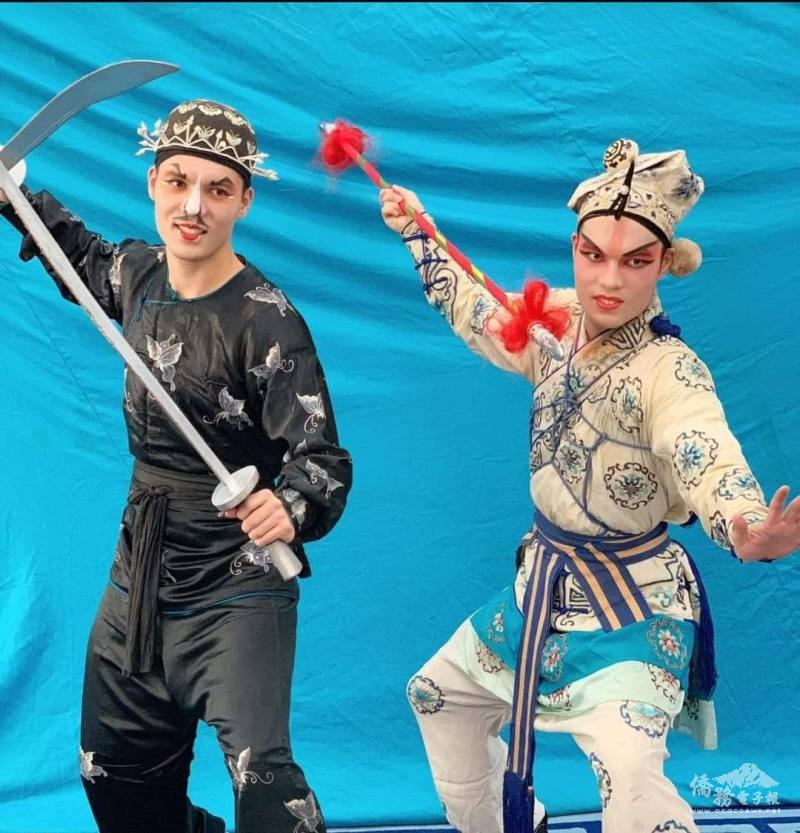 兒子們返臺體驗的戲曲扮裝也是德國人眼中的異國文化體驗小美事
