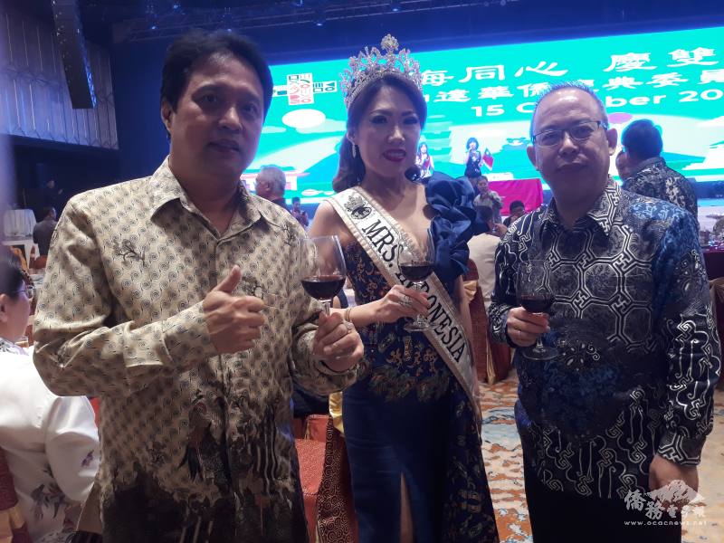 吳欣蓉與留臺校友合影