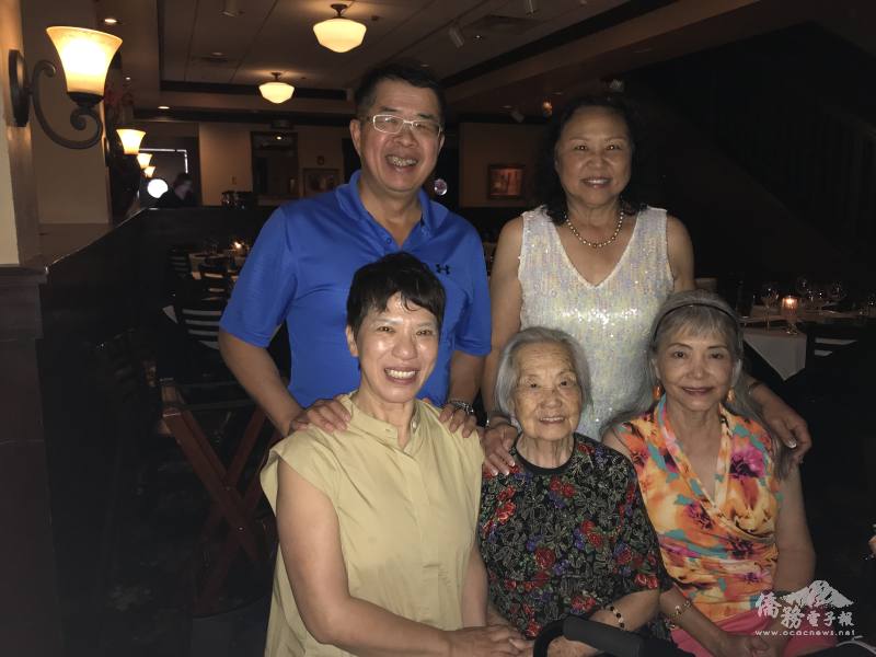鳳凰城榮光會之寶97歲的榮眷張秀蘭(前排中)由女兒姜維寧(右一)陪同參加歡送倪邦臣將軍餐會