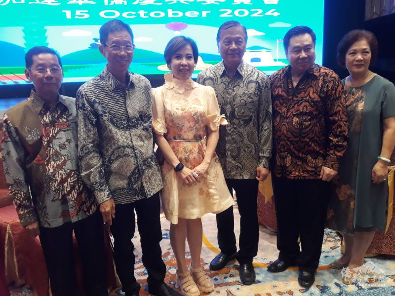 由左至右:呂世典、雅加達華僑慶典委員會主席譚自強、葉秀娟、宋培民、邱天賜伉儷、合影