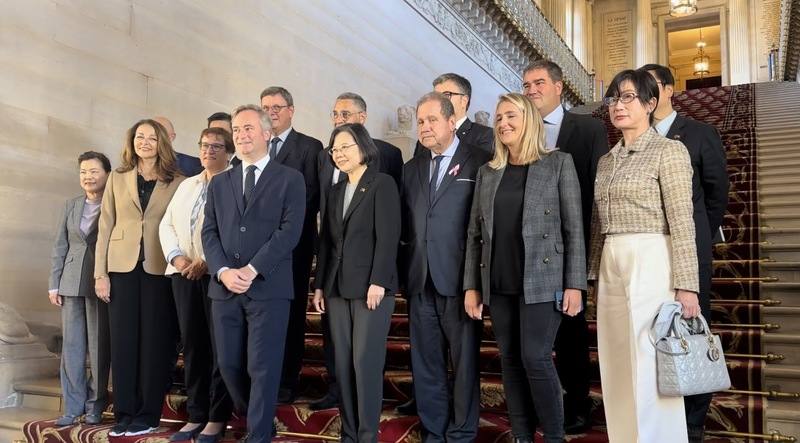 前總統蔡英文（右4）16日中午受邀參訪法國參議院，首先在國會議員陪同下參觀有400多年歷史的參議院，隨後與議員共進午餐