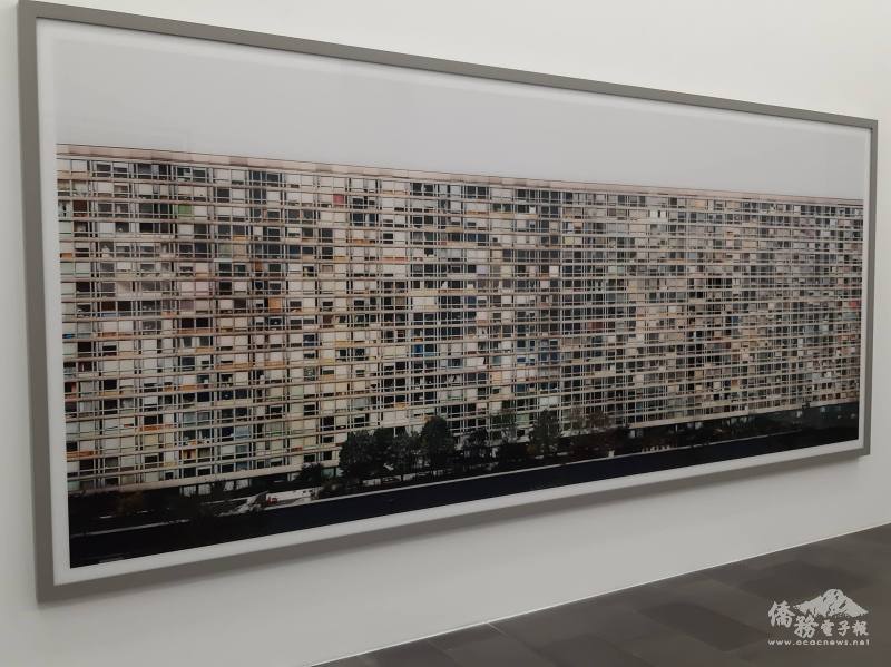 德國杜賽道夫攝影大師安德烈亞斯·古斯基拍攝的重要攝影大作「 巴黎蒙帕納斯線」攝影巨作