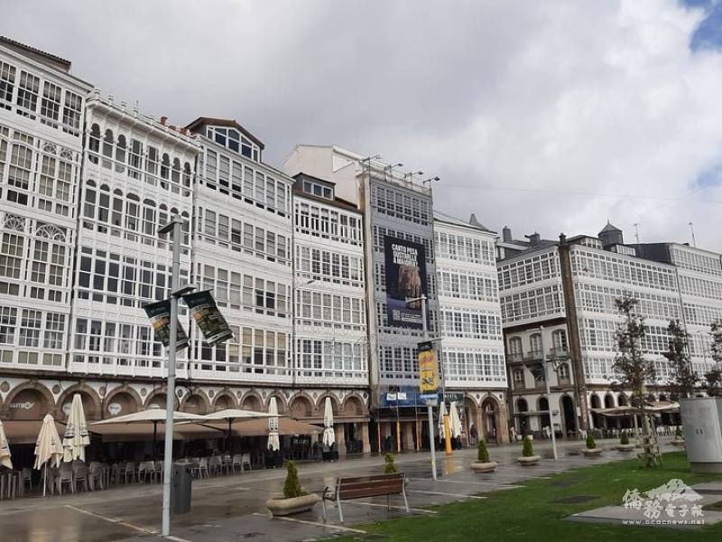 臨海的科魯尼亞港口區一整片鮮白亮眼的高樓窗景樓房不只可以被稱為玻璃城也是格子城呢