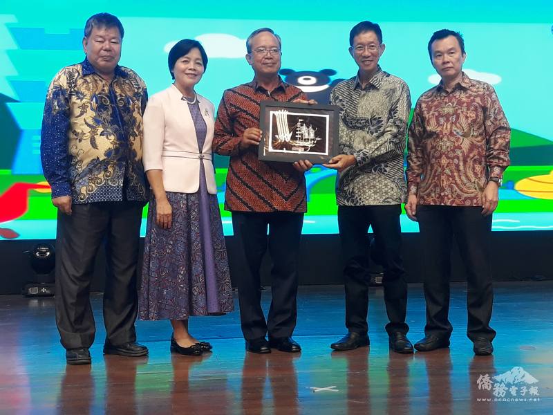 譚自強(右2)、贈紀念品給駐印尼代表處大使陳忠(中)、感謝對臺僑付出