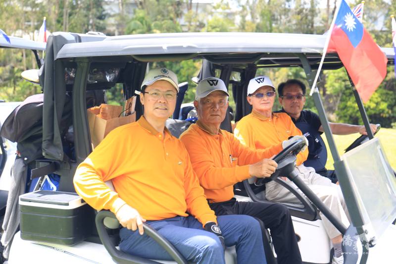 駐布里斯本辦事處處長范厚祿與温錦文等人合影