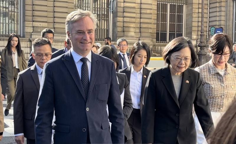 前總統蔡英文（右）16日中午受邀參訪法國參議院，預計會見30多位跨黨派議員。參觀完歷史悠久的參議院後，蔡英文在參議院友台小組主席勒莫因（左）陪同下前往餐廳與國會議員共進午餐