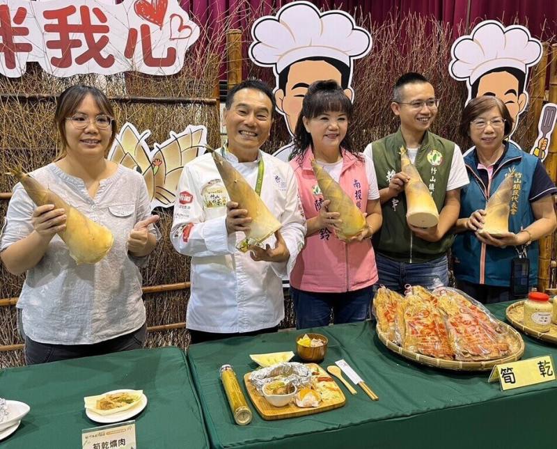 南投縣竹山鎮以竹產業聞名，鎮公所11月16日、17日將舉行「鮮筍節」，18日對外宣傳，竹山鎮長陳東睦（左2）歡迎民眾共襄盛舉。（竹山鎮公所提供）