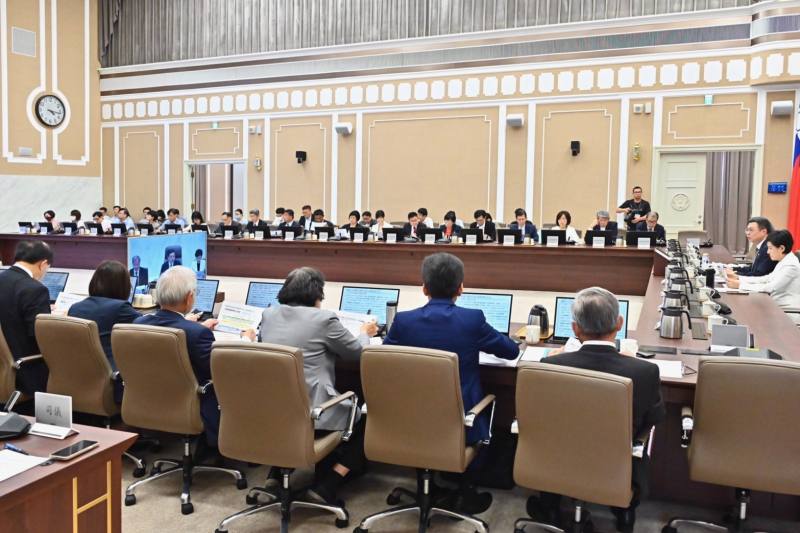 卓揆：積極促進中小微企業多元振興及青年多元發展 推動下一波經濟改革與成長