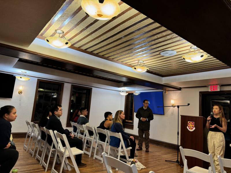 譯者Jenna Tang在休士頓聖湯瑪斯大學講座情形