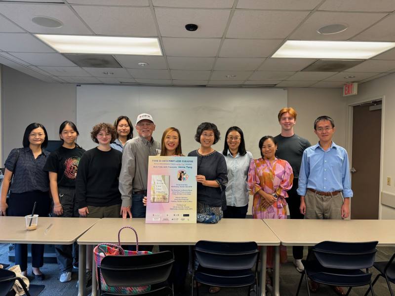 聖安東尼市三一大學東亞研究中心Stephen Lee Field（左五）及Jie Zhang（右五）兩位主任於講座後與Jenna Tang（右六）合影