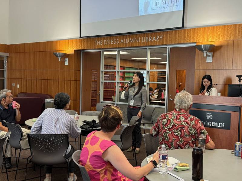 駐休士頓辦事處台灣書院陳副主任譓如於休士頓大學講座中致詞