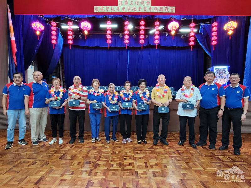 黃仲廷（右2）、莊漢香（左2）、陳柏材（右1）及吳治平（左1）等人代表文總贈送茶具紀念品予所有出席的70歲以上長者成員