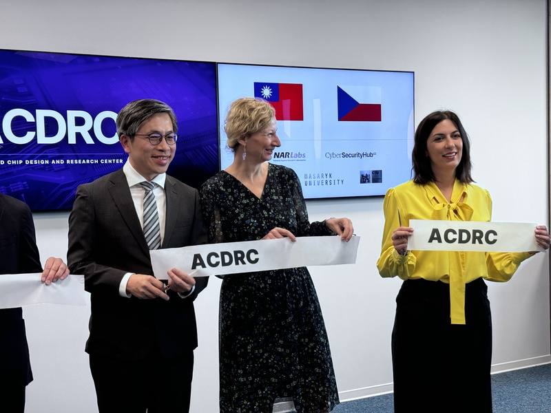 捷克科研創新部次長哈利科娃（右2）、眾議院議長艾達莫娃（右1）等人18日出席「先進晶片設計研究中心」（ACDRC）揭牌儀式