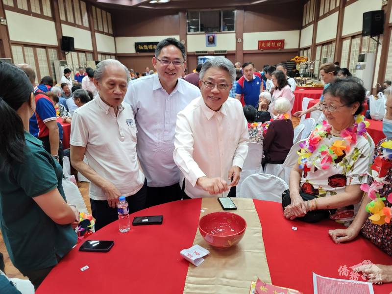 「博狀元」擲骰子遊戲，楊登仕將6粒骰子投擲大碗公內