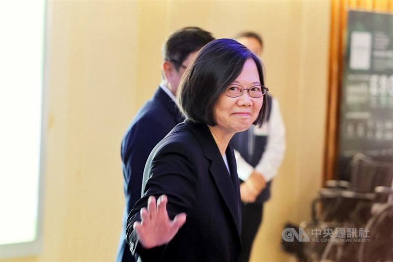 Former President Tsai Ing-wen waves at reporters at Taiwan Taoyuan International Airport early Sunday. CNA photo