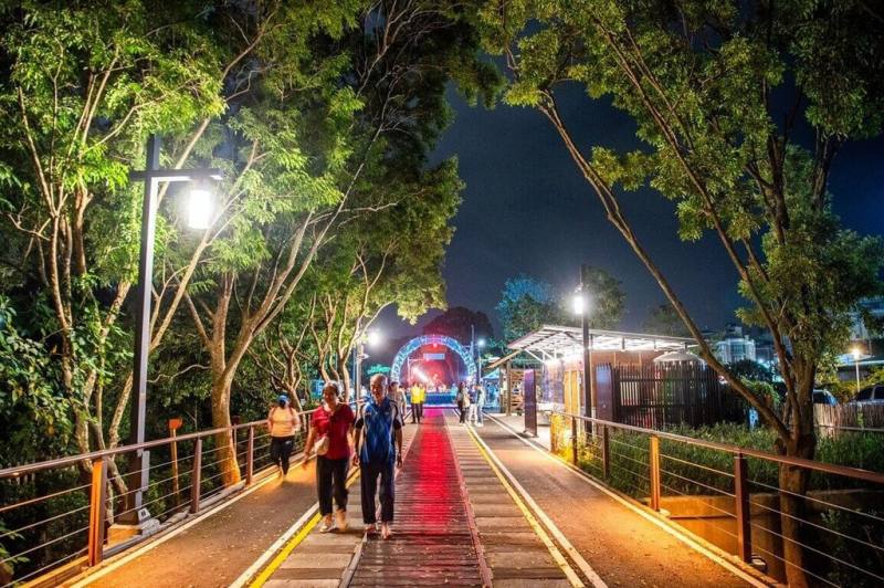 嘉油鐵馬道光環境暨休憩節點優化工程斥資新台幣6000萬元執行，使用節能燈具、將木棧板更換成混凝土耐久材，入夜後成為城市光廊。（嘉義市政府提供）